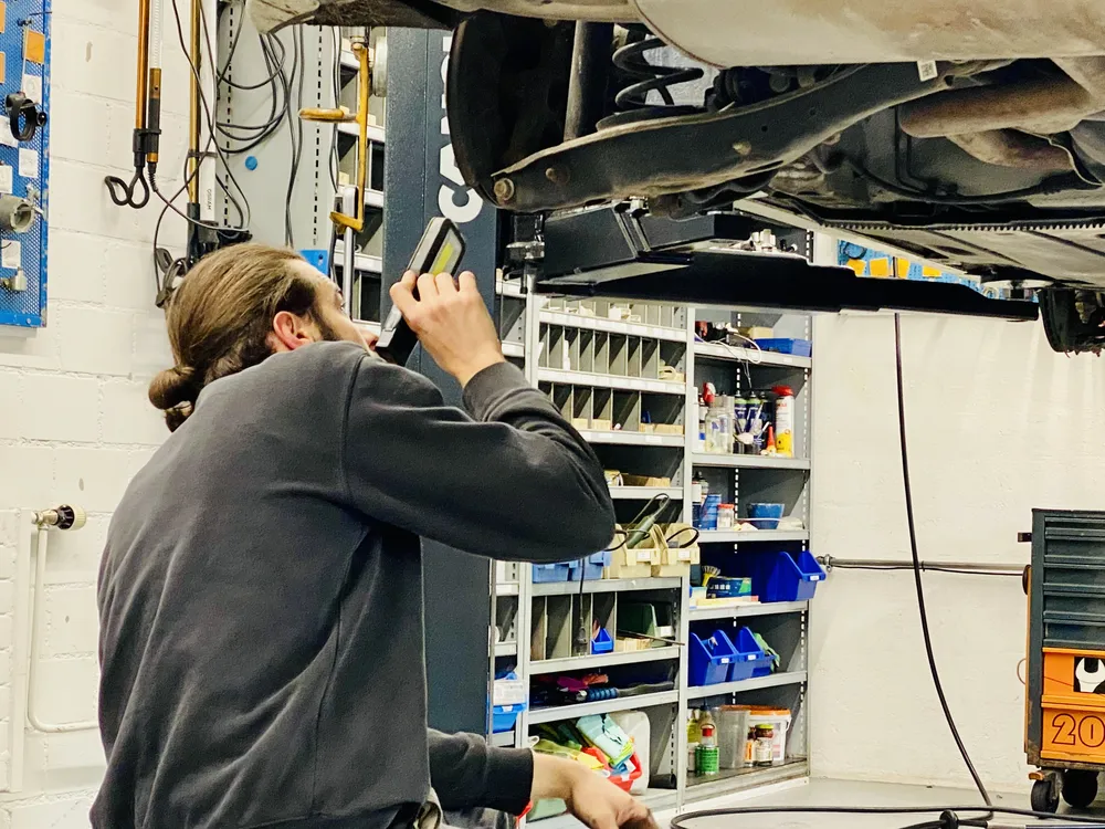 Der Inhaber bei der Arbeit